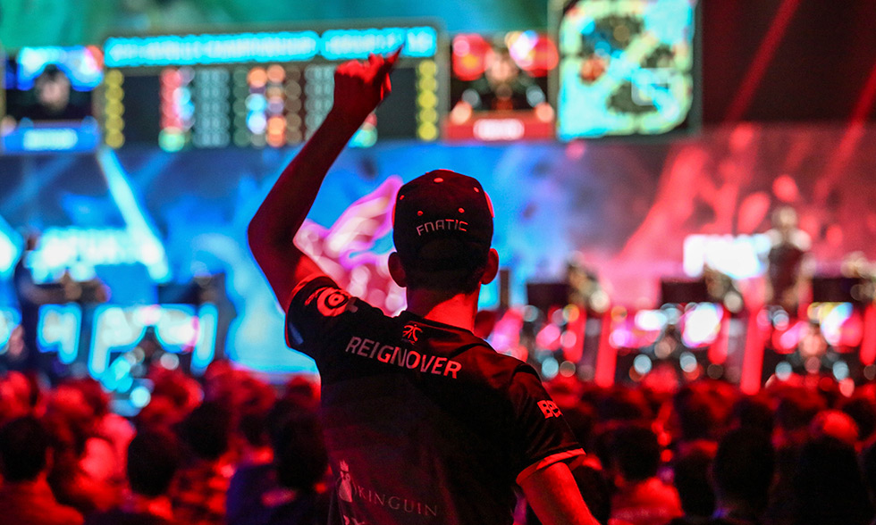 Bin式圣经引爆电竞圈热议!Bin赛后采访直言T1连S15名额都未定,展现LPL赛区信心