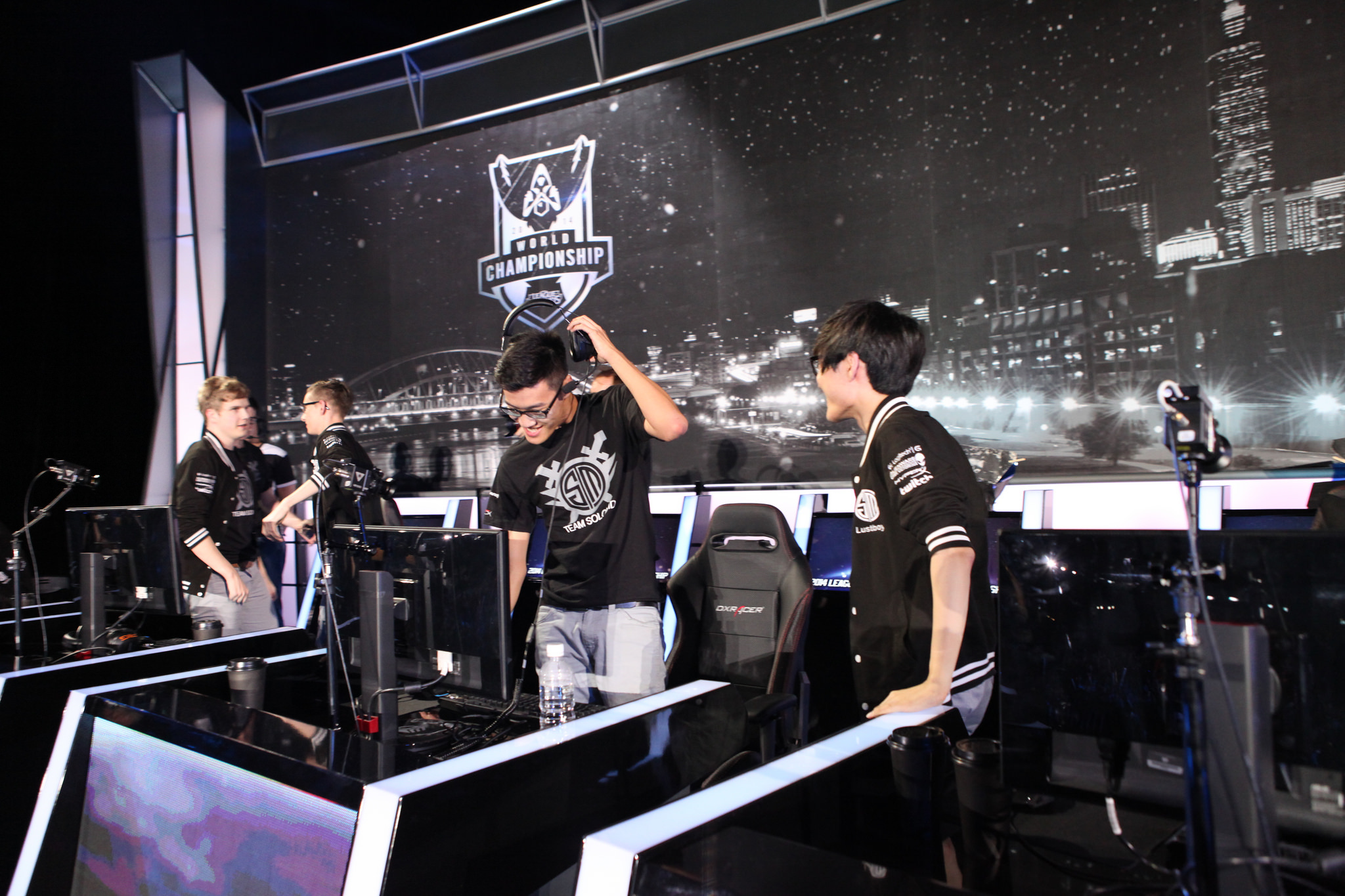 比赛现场气氛鲜明对比:IG选手欢呼如潮,BLG队员沉默应对,电竞文化中的团队协作与尊重思考