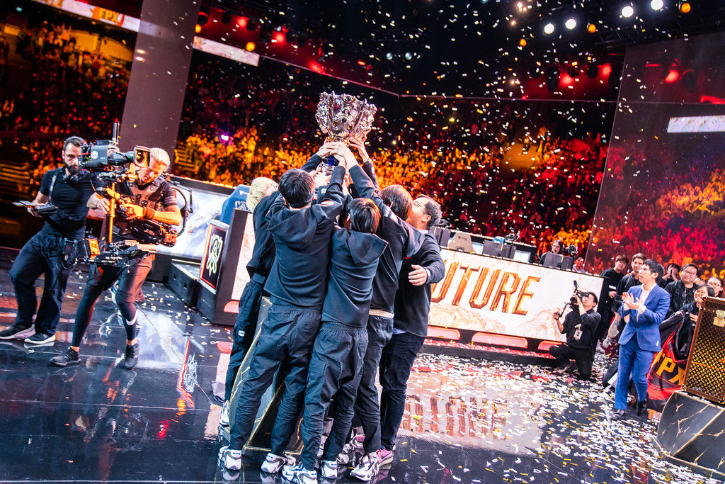 英雄联盟全球总决赛虚拟偶像首秀：全息投影技术引领电竞赛事跨界融合新篇章-db电竞官网入口